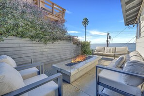 Terrace/patio - Gorgeous Mid-Century Modern Stunner with Epic Ocean Views. Perfect for groups! (San Diego)