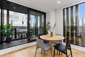 In-room dining - Lighthouse Apartments by Urban Rest (Auckland)