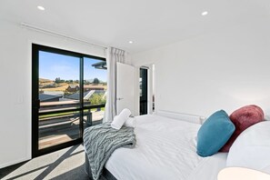 3 bedrooms, desk, iron/ironing board, WiFi