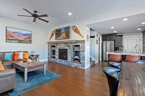 Fernseher, Kamin, Arbeitsbereiche