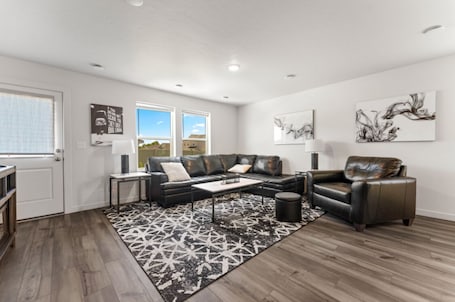 Smart TV, fireplace. Sleeps 8! -No Cleaning Fee -4 Bedrooms-Perfect for Families!