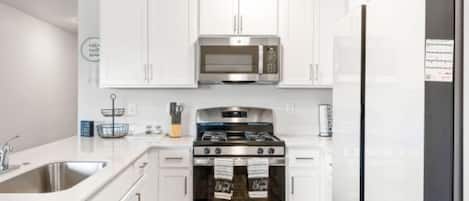 Réfrigérateur, four à micro-ondes, un four, surface de cuisson