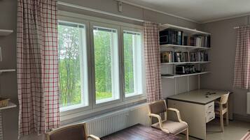 Perhetalo, vuoristonäköala | Oleskelualue | Taulutelevisio, takka, lämmitetyt lattiat, työhuone