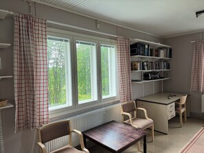 Familiehus, fjellutsikt | Oppholdsområde | Flatskjerm-TV, peis, oppvarmet gulv og kontorer