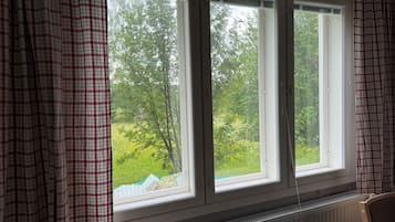Familie huis, uitzicht op bergen | Woonruimte | Een flatscreentelevisie, een open haard, vloerverwarming en een kantoor