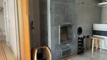 Family House, Mountain View | Living area | 50-cm flat-screen TV with digital channels, fireplace, heated floors