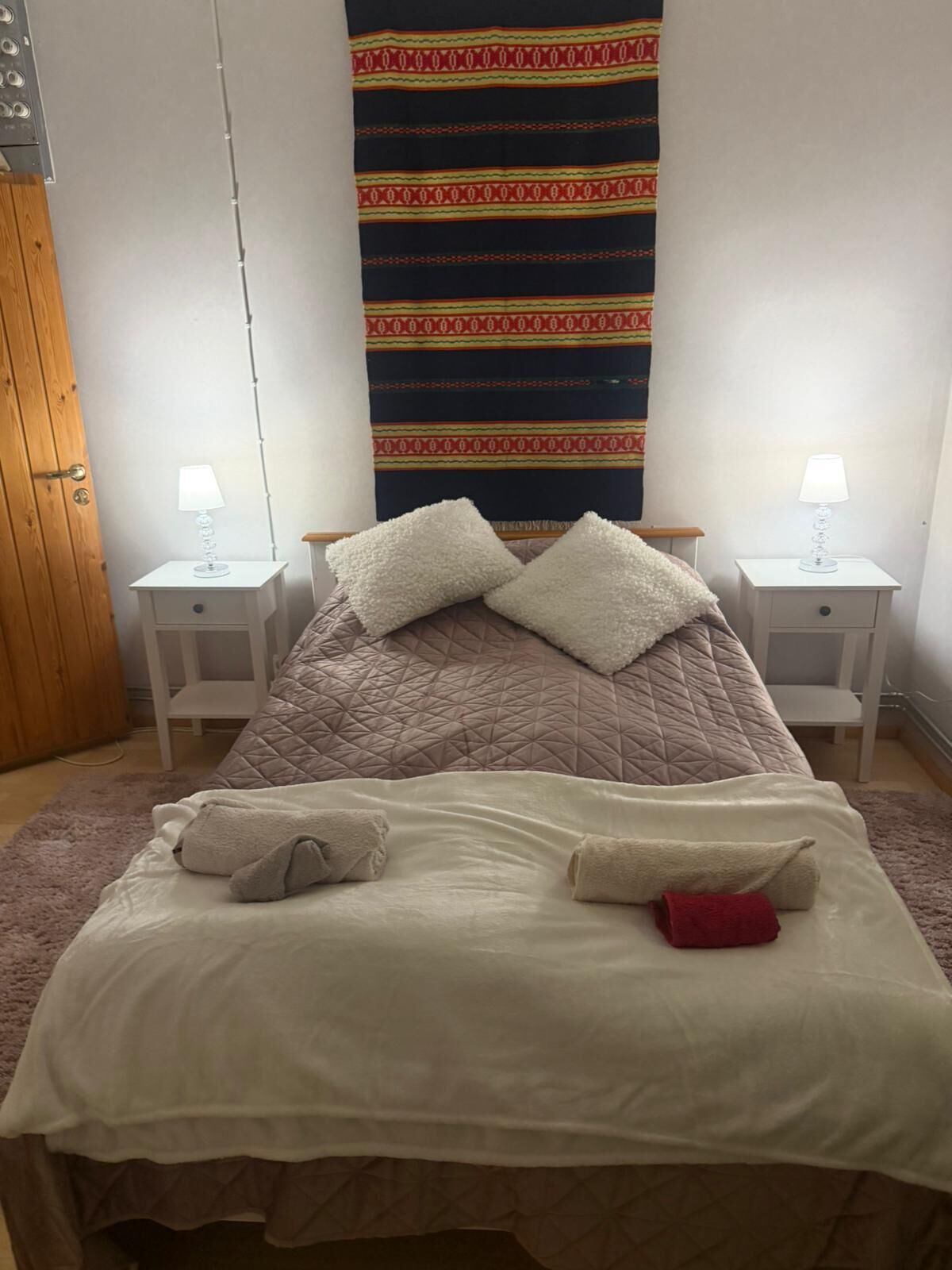 Ropa de cama de alta calidad, minibar y decoración personalizada 