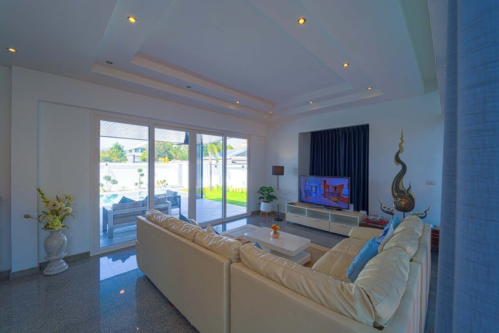 Villa Exécutive, vue piscine | Coin séjour | Télévision à écran plat