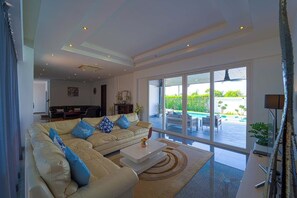 Executive-Villa, Poolblick | Wohnbereich | Flachbildfernseher