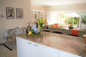 Interior - Le Habitat 6 - Chic Townhouse in heart of Winelands (Franschhoek)