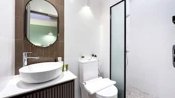 Dusch, hårtork, bidé och handdukar