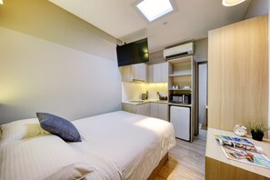 Estudio Deluxe, 1 cama de matrimonio, sin ventanas | Cocina básica privada | Frigorífico pequeño y hervidor eléctrico