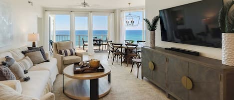Appartement, Meerdere bedden, balkon, uitzicht op zee (Tranquillity 340) | Woonruimte | Een 42-inch flatscreentelevisie met digitale zenders