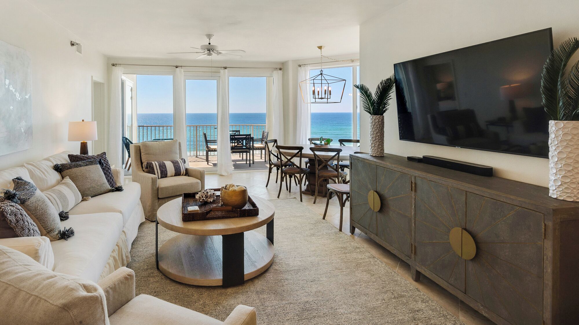 콘도, 침대(여러 개), 발코니, 바다 전망 (Tranquillity 340) | 거실 공간 | 디지털 채널 시청이 가능한 42인치 평면 TV