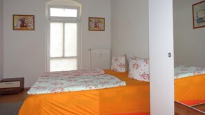 1 bedroom, free WiFi, bed sheets - Apartment 'Schöne 2 Raumwng' with Balcony and Wi-Fi (Dohna)