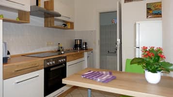 Køleskab, mikrobølgeovn, ovn, kogeplade