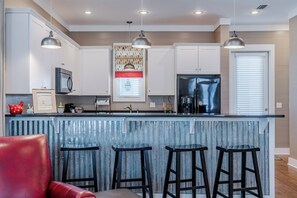 Casa, varias camas, acceso a la piscina, vistas a la piscina (Lifeguard Loop) | Cocina privada | Frigorífico, microondas, horno y placa de cocina