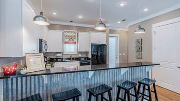 Casa, varias camas, acceso a la alberca, vista a la alberca (Lifeguard Loop) | Cocina privada | Refrigerador, microondas, horno y parrilla de estufa