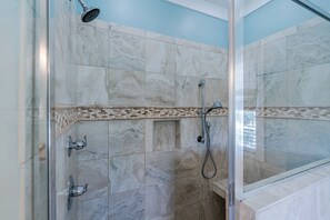 Casa, varias camas, acceso a la piscina, vistas a la piscina (Lifeguard Loop) | Baño | Artículos de higiene personal gratuitos, toallas, jabón y champú