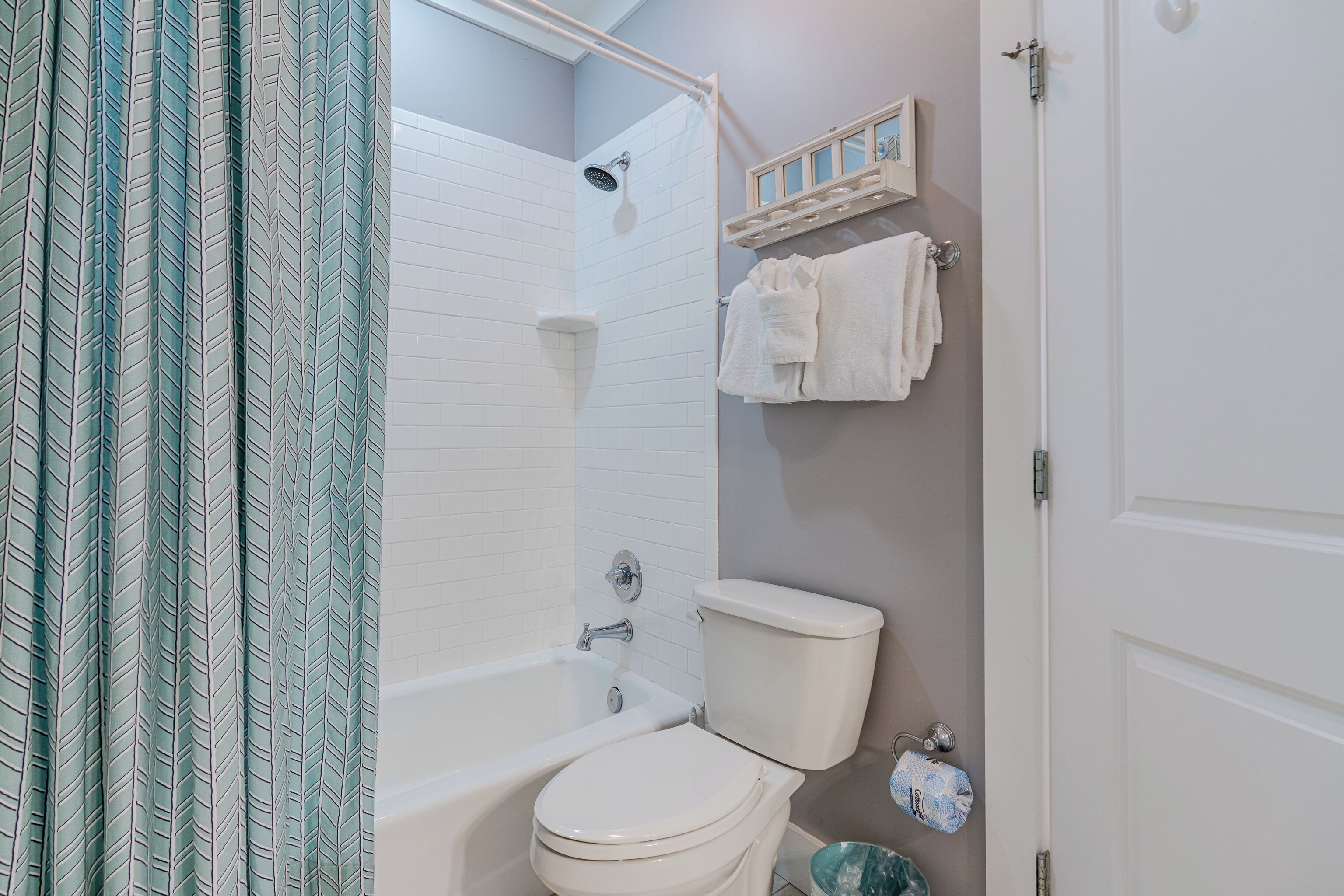 Une salle de bain avec une baignoire, des toilettes et une douche.