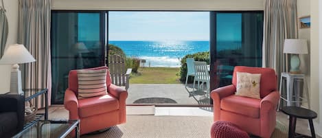 公寓式客房, 1 张特大床和 1 张沙发床, 露台, 海洋景观 (Emerald Hill 9) | 起居区 | 42-英寸纯平电视(配备数码频道)