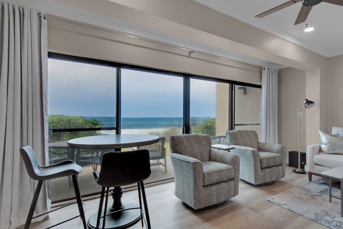 Condo, nhiều giường, sân hiên, quang cảnh biển (Emerald Hill 13) | Khu phòng khách | TV màn hình phẳng 42-inch có truyền hình kỹ thuật số
