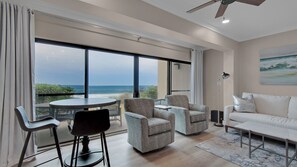Condo, nhiều giường, sân hiên, quang cảnh biển (Emerald Hill 13) | Khu phòng khách | TV màn hình phẳng 42-inch có truyền hình kỹ thuật số, TV