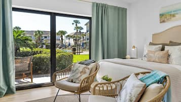 Estúdio, 1 cama Queen, varanda, vista para a piscina (Emerald Hill 35) | 2 quartos, individualmente decorados, individualmente mobiliados