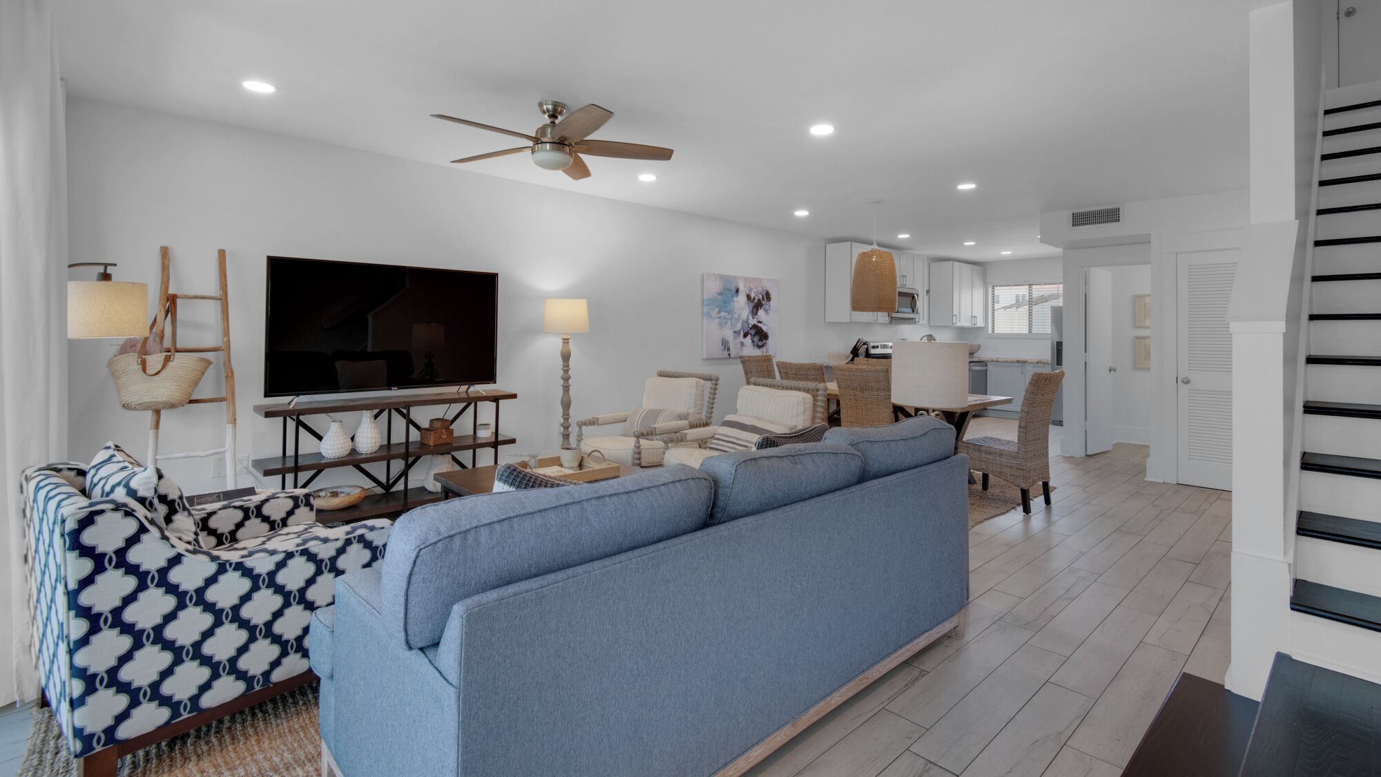 Apartamento, varias camas, patio, vistas parciales al mar (Emerald Hill 30) | Zona de estar | Televisión de pantalla plana de 42 pulgadas con canales digitales