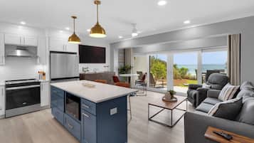 Apartamento, 1 cama de matrimonio grande con sofá cama, patio, vistas al mar (Emerald Hill 1) | Cocina privada | Frigorífico, microondas, horno y placa de cocina