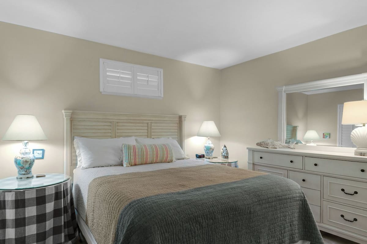 Condo, 1 King Bed with Sofa bed, Patio, Ocean View (Emerald Hill 9) | 2 bedrooms, individually decorated, individually furnished