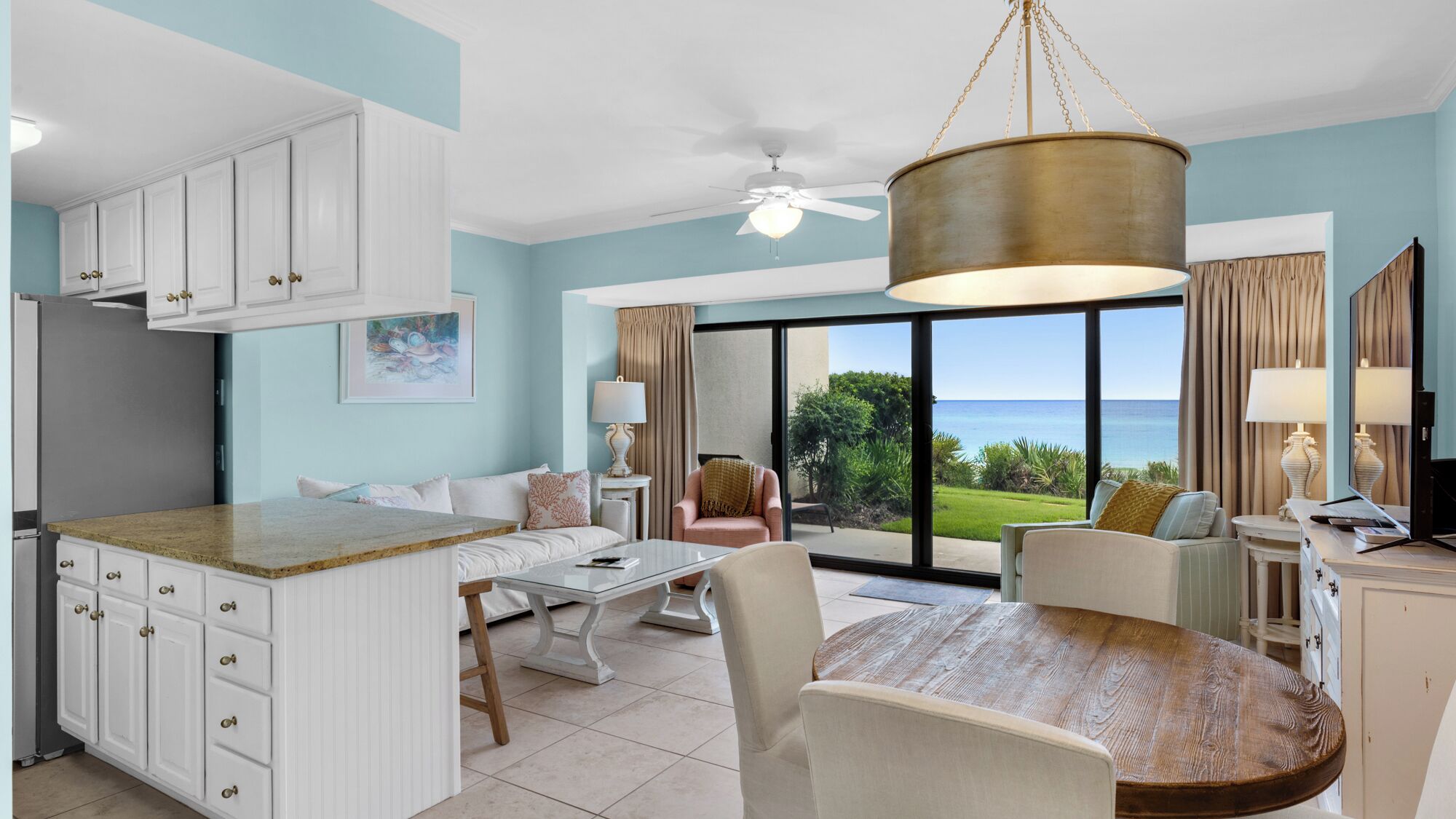 Leilighet, 1 kingsize-seng med sovesofa, terrasse, havutsikt (Emerald Hill 5) | Oppholdsområde | En 42-tommers Flatskjerm-TV med digitale kanaler