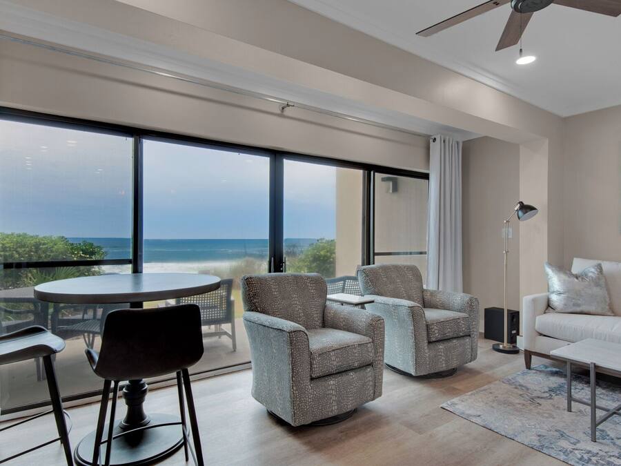 Huoneisto, useita sänkyjä, patio, valtamerinäköala (Emerald Hill 13) | Oleskelualue | 42–tuumainen taulutelevisio, jossa digitaalikanavat