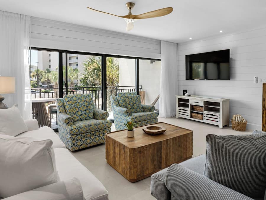 Bloc d'apartaments, diversos llits, pati, vistes a la piscina (Emerald Hill 22) | Sala d'estar | Televisor de pantalla plana de 42 polzades amb canals digitals