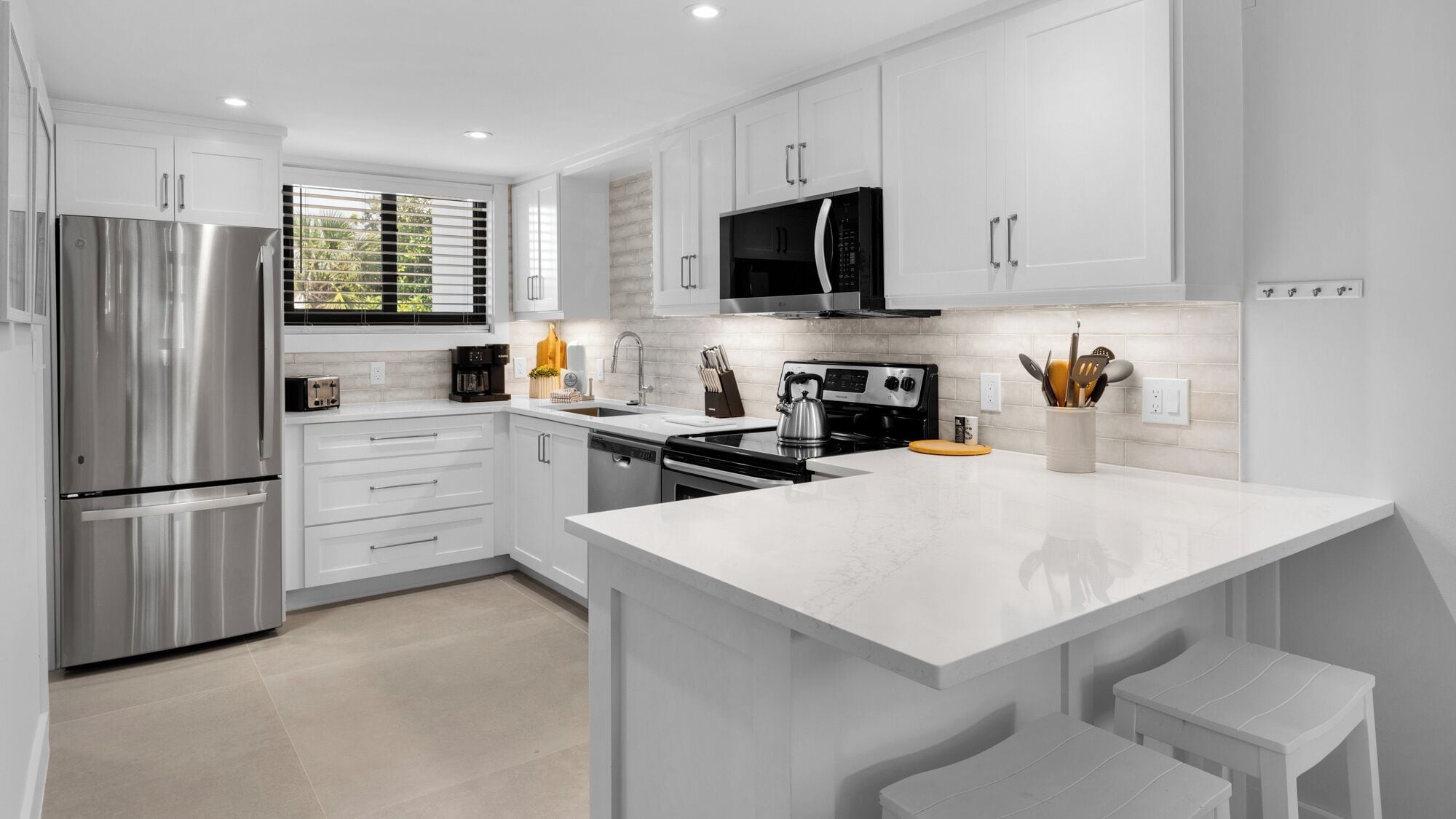 Appart'hôtel, plusieurs lits, patio, vue piscine (Emerald Hill 22) | Cuisine privée | Réfrigérateur, micro-ondes, four, plaque de cuisson