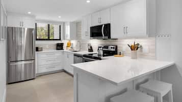 Appart'hôtel, plusieurs lits, patio, vue piscine (Emerald Hill 22) | Cuisine privée | Réfrigérateur, micro-ondes, four, plaque de cuisson