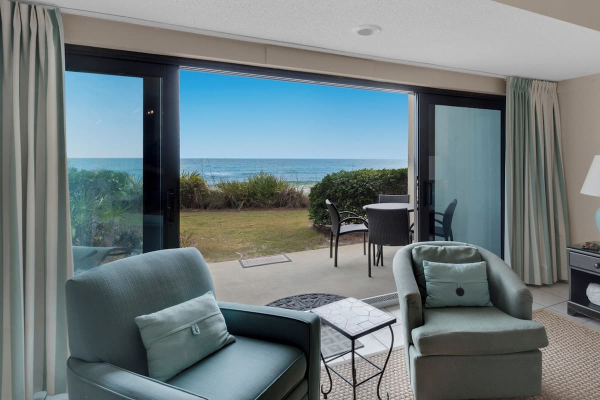 Apartment, 1 King-Bett und Schlafsofa, Terrasse, Meerblick (Emerald Hill 11) | Wohnbereich | 42-Zoll-Flachbildfernseher mit Digitalempfang, Fernseher