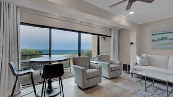 Appartement, meerdere bedden, patio, uitzicht op oceaan (Emerald Hill 13) | Woonruimte | Een 42-inch flatscreentelevisie met digitale zenders