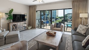 Resortwoning, Meerdere bedden, terras, uitzicht op zee (Emerald Hill 36) | Woonruimte | Een 42-inch flatscreentelevisie met digitale zenders en televisie