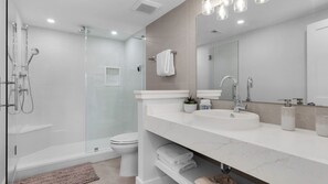 Leilighet, flere senger, terrasse, bassengutsikt (Emerald Hill 22) | Bad | Toalettartikler (inkludert), hårføner, håndklær og såpe