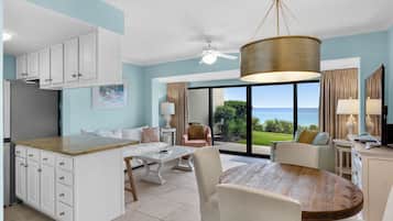 Appartement, 1 kingsize bed met slaapbank, terras, uitzicht op zee (Emerald Hill 5) | Woonruimte | Een 42-inch flatscreentelevisie met digitale zenders