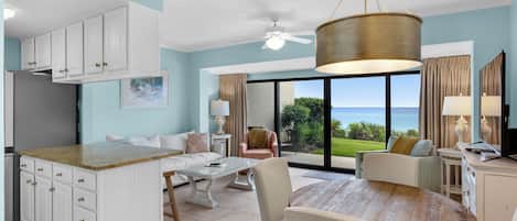 Condo, 1 cama King size y sofá cama, patio, vista al océano (Emerald Hill 5) | Área de sala de estar | Televisión de pantalla plana de 42 pulgadas con canales digitales