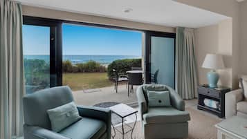 Condo, 1 cama King size y sofá cama, patio, vista al océano (Emerald Hill 11) | Área de sala de estar | Televisión de pantalla plana de 42 pulgadas con canales digitales