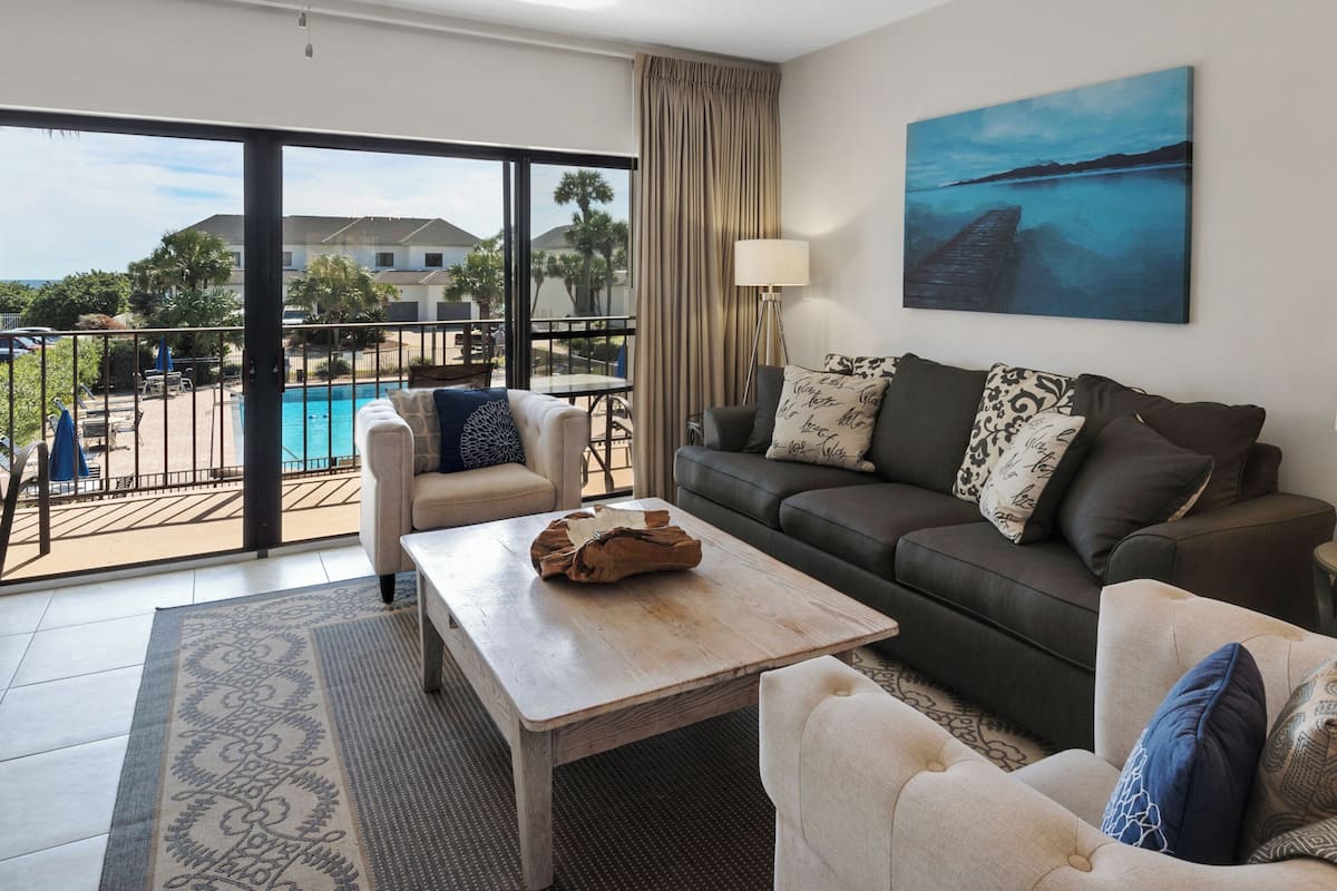 Resortwoning, Meerdere bedden, terras, uitzicht op zee (Emerald Hill 36) | Woonruimte | Een 42-inch flatscreentelevisie met digitale zenders en televisie