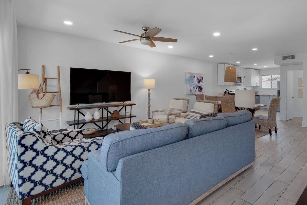 Appartement, Meerdere bedden, terras, gedeeltelijk uitzicht op oceaan (Emerald Hill 30) | Woonruimte | Een 42-inch flatscreentelevisie met digitale zenders en televisie