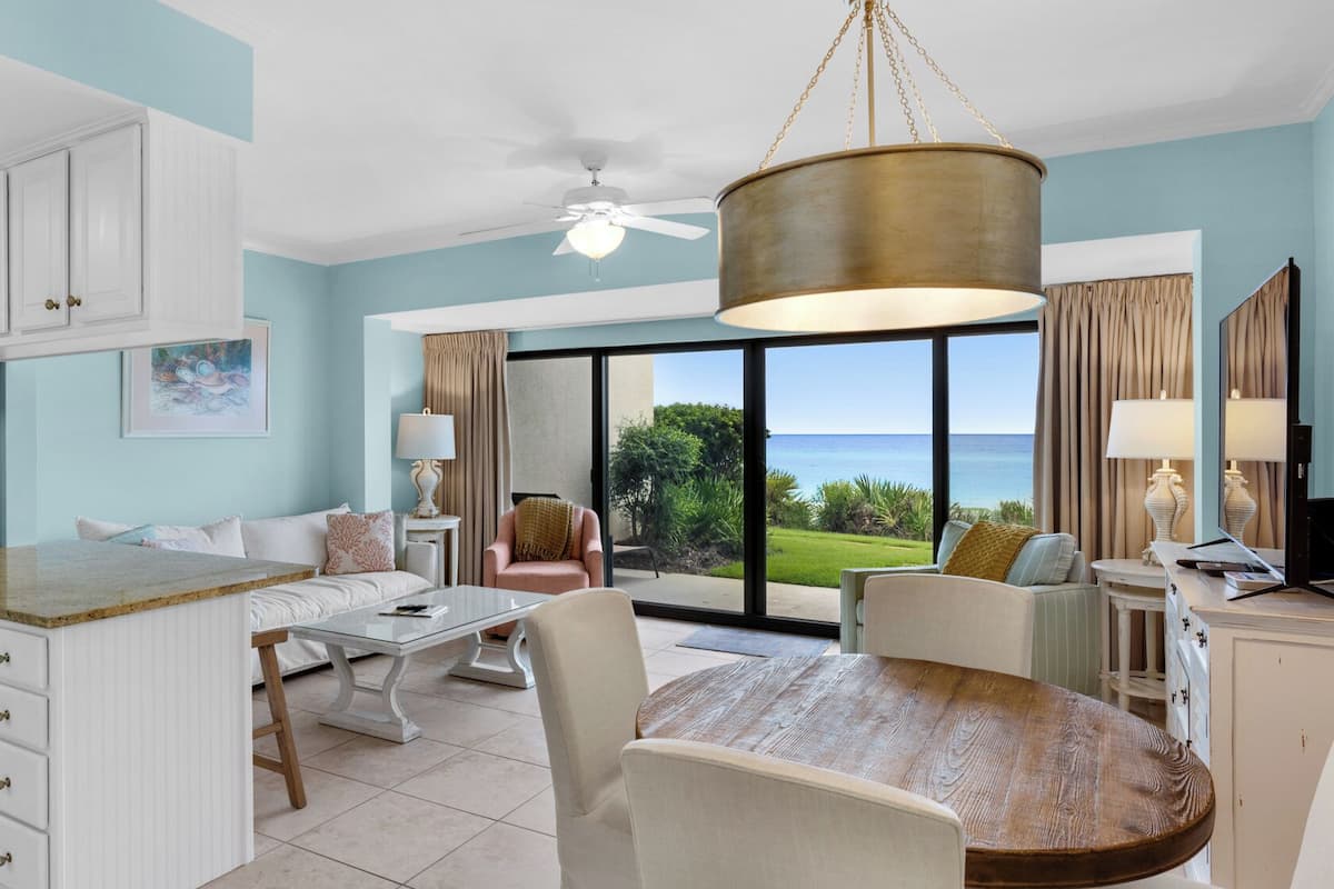 Appartement, 1 kingsize bed met slaapbank, terras, uitzicht op zee (Emerald Hill 5) | Woonruimte | Een 42-inch flatscreentelevisie met digitale zenders