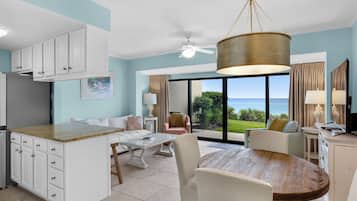 Apartment, 1 King-Bett und Schlafsofa, Terrasse, Meerblick (Emerald Hill 5) | Wohnbereich | 42-Zoll-Flachbildfernseher mit Digitalempfang
