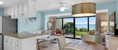 Condo, 1 cama King size y sofá cama, patio, vista al océano (Emerald Hill 5) | Área de sala de estar | Televisión de pantalla plana de 42 pulgadas con canales digitales