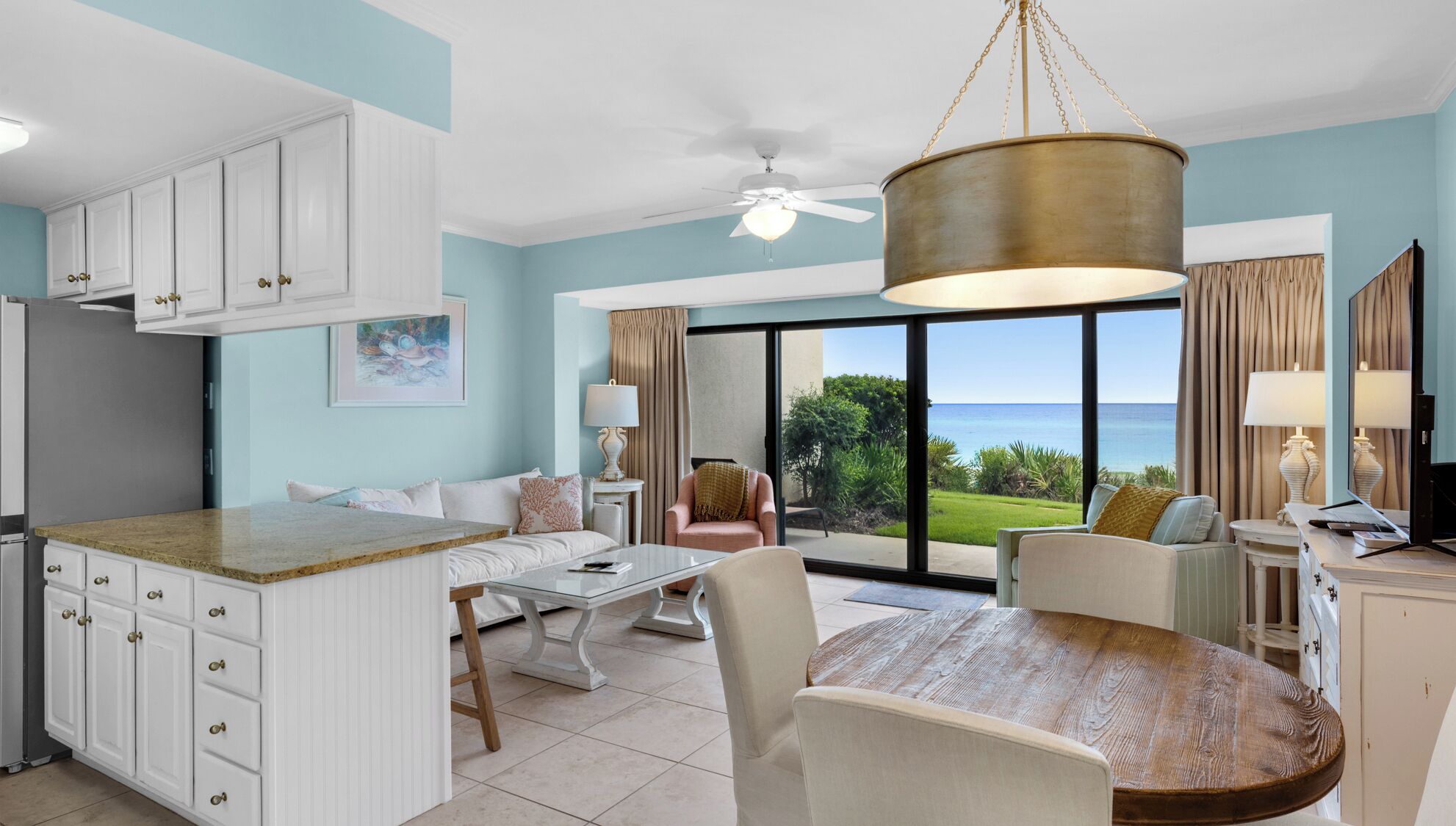 Condo, 1 cama King size y sofá cama, patio, vista al océano (Emerald Hill 5) | Área de sala de estar | Televisión de pantalla plana de 42 pulgadas con canales digitales 