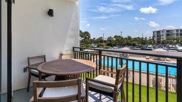 Condo, várias camas, varanda, vista para a piscina (Emerald Hill 22) | Opções para refeição ao ar livre